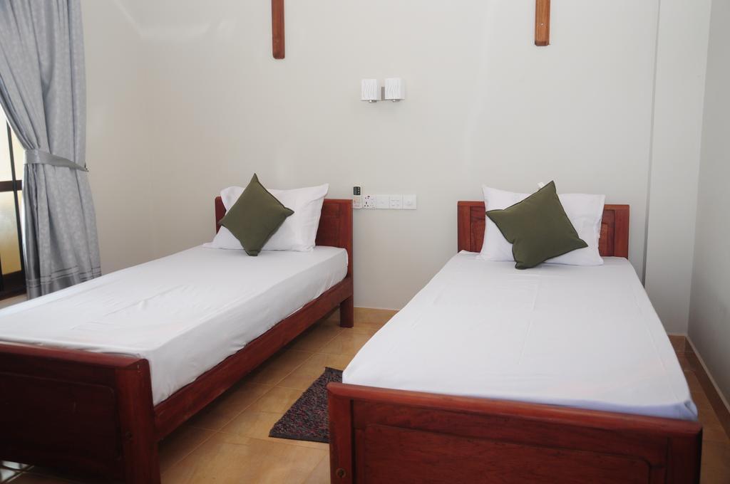 Traveller'S Home Hotel Tissamaharama Bagian luar foto