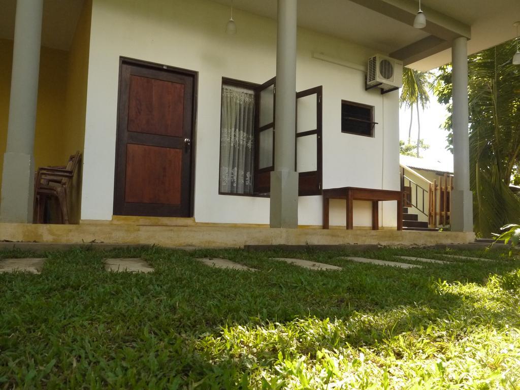 Traveller'S Home Hotel Tissamaharama Bagian luar foto