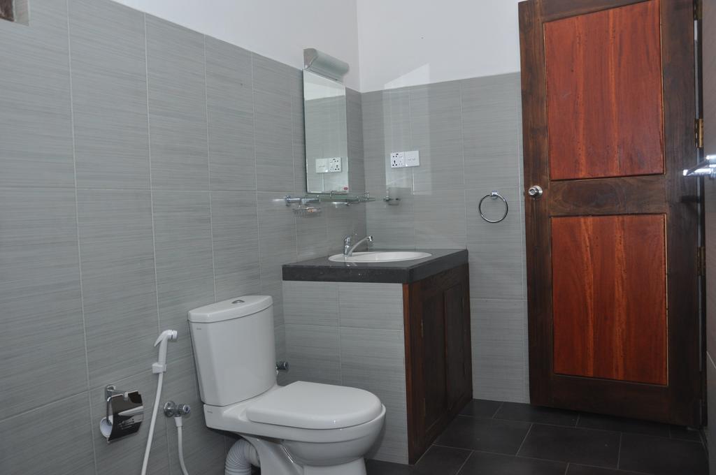 Traveller'S Home Hotel Tissamaharama Bagian luar foto