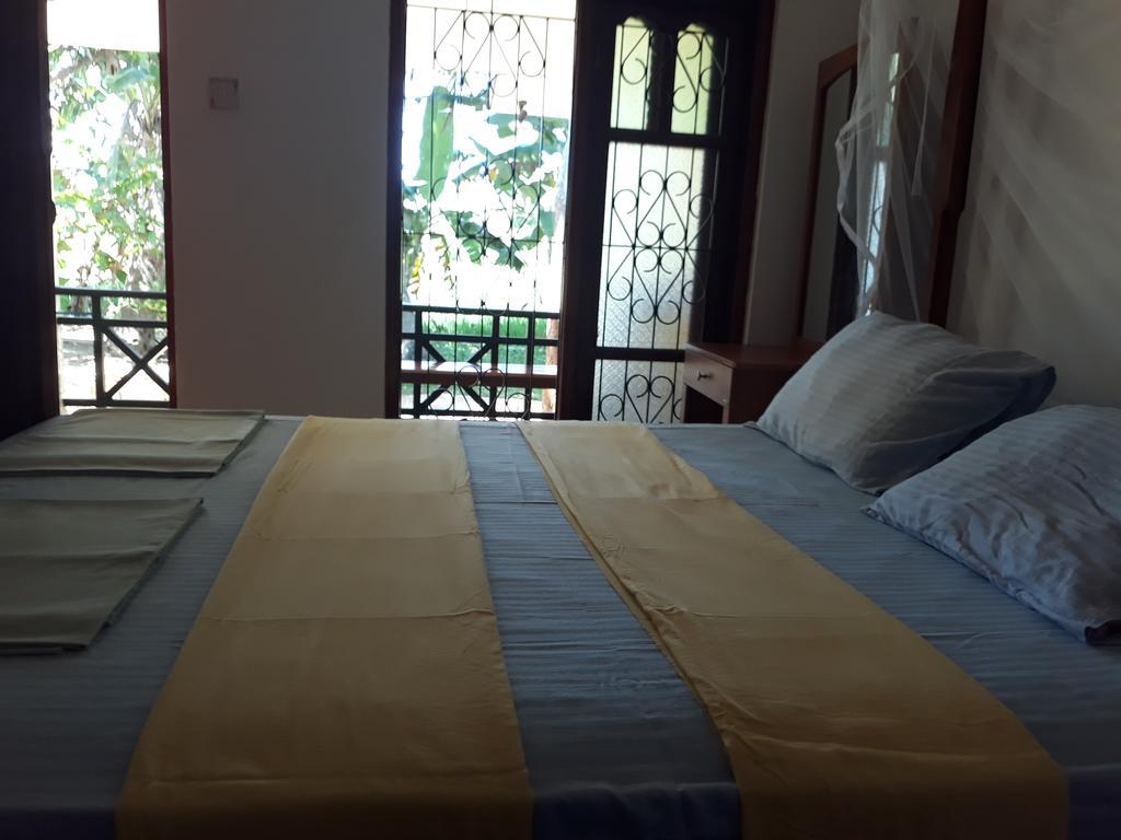 Traveller'S Home Hotel Tissamaharama Bagian luar foto