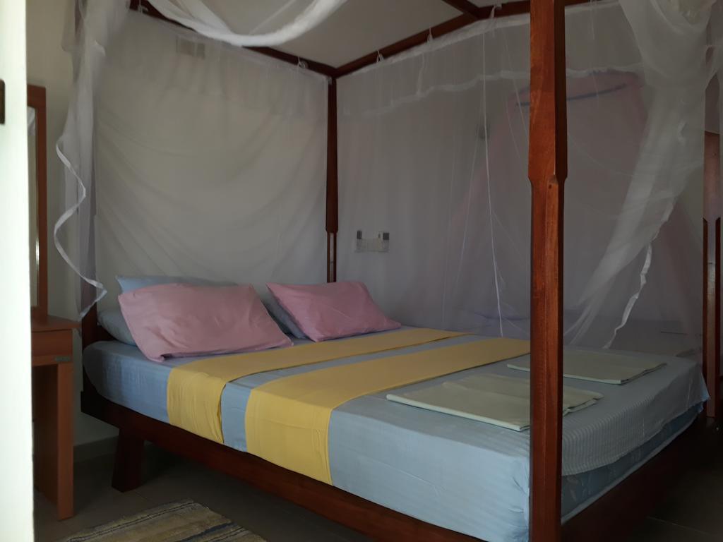 Traveller'S Home Hotel Tissamaharama Bagian luar foto