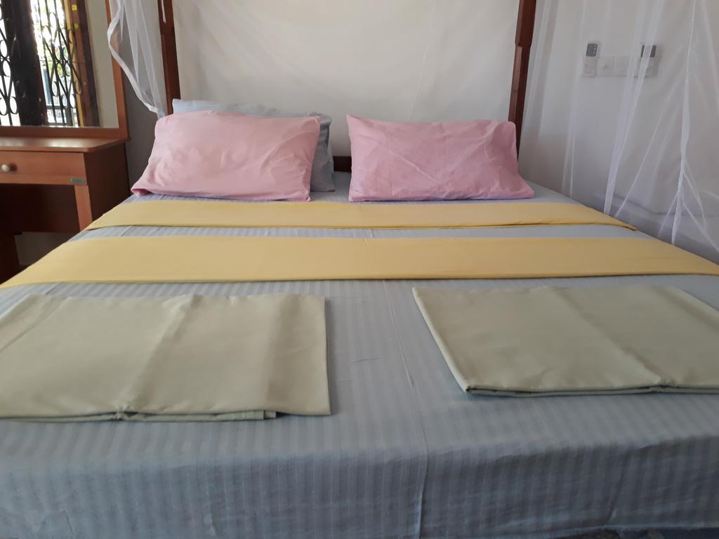 Traveller'S Home Hotel Tissamaharama Bagian luar foto