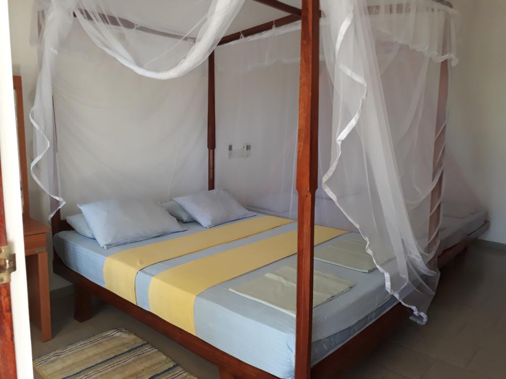 Traveller'S Home Hotel Tissamaharama Bagian luar foto