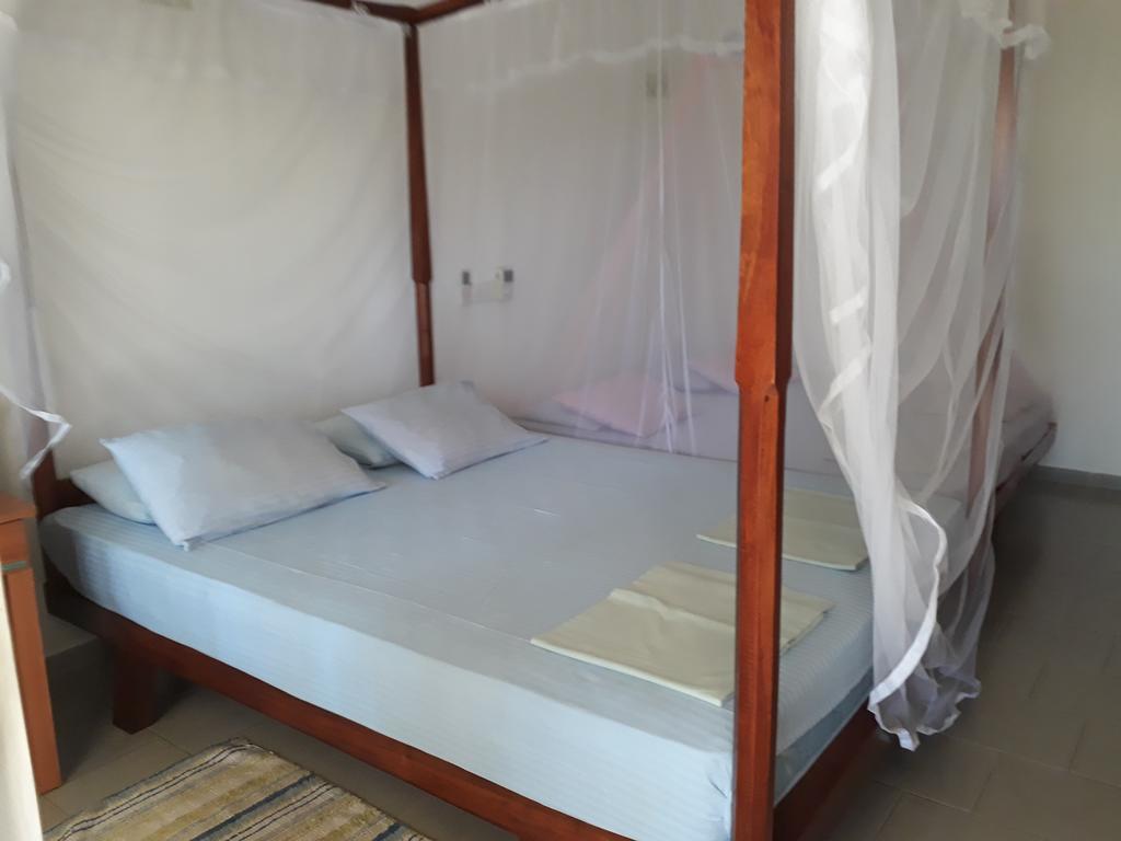 Traveller'S Home Hotel Tissamaharama Bagian luar foto