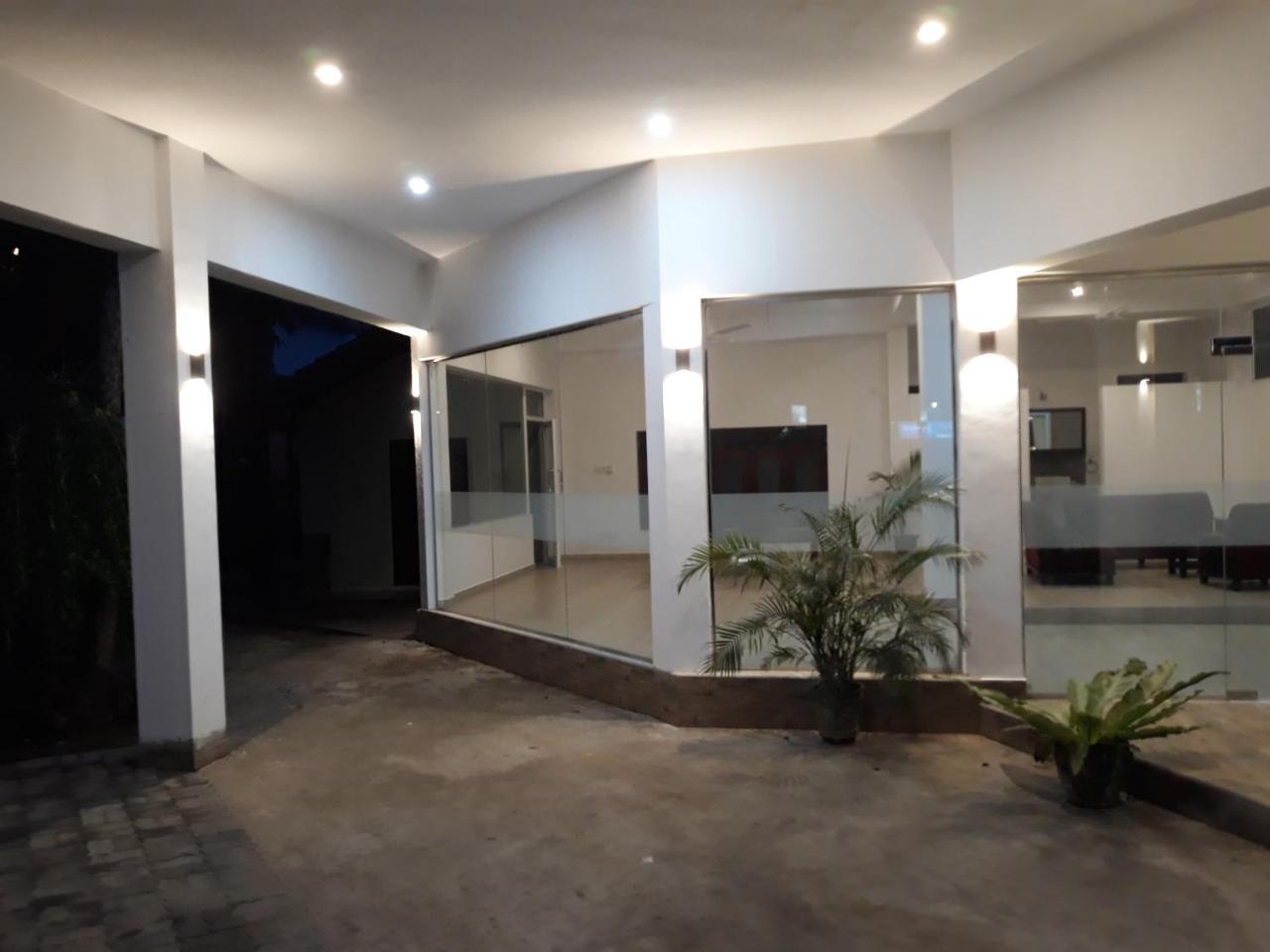 Traveller'S Home Hotel Tissamaharama Bagian luar foto