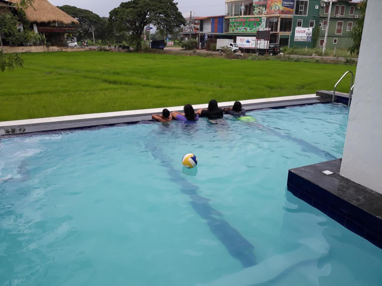 Traveller'S Home Hotel Tissamaharama Bagian luar foto