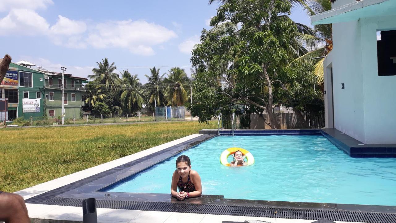 Traveller'S Home Hotel Tissamaharama Bagian luar foto