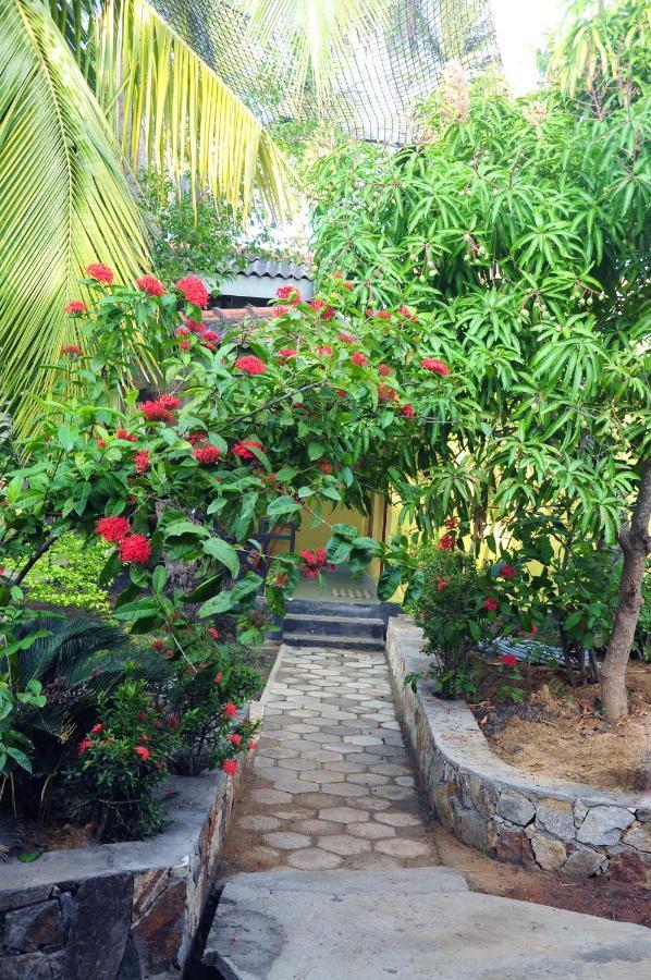 Traveller'S Home Hotel Tissamaharama Bagian luar foto
